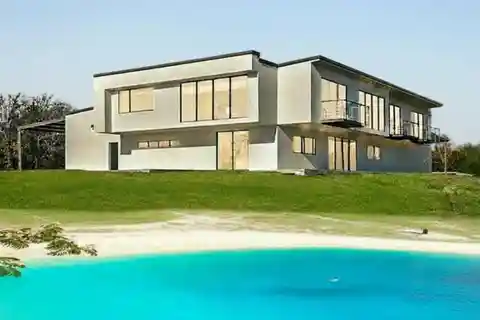 Extraordinary Contemporary Estate with Soaring 20-Foot Windows