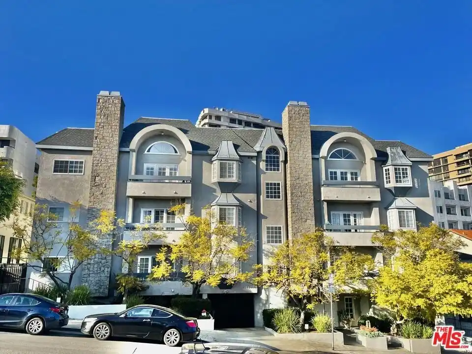 Spacious Townhouse in a Prime Westwood Location