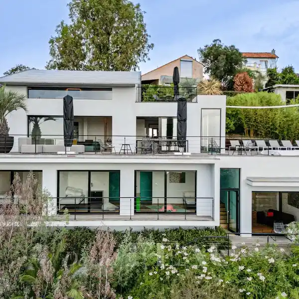 GORGEOUS HOME WITH INCREDIBLE VIEWS