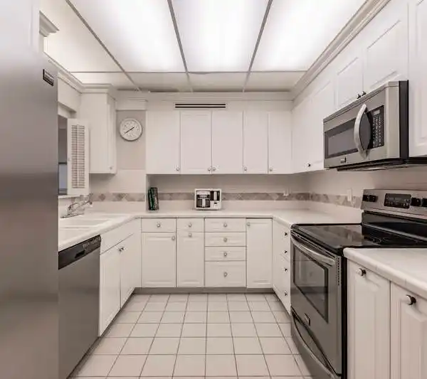 BRIGHT AND SPACIOUS TOP-FLOOR CONDO