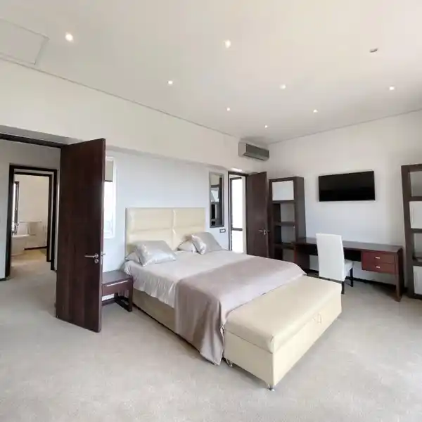 SPACIOUS FAMILY RETREAT WITH PRIVATE ELEVATOR