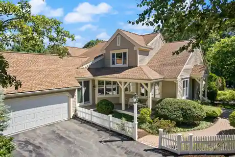 Sophisticated Townhome Located in Springhouse Pond