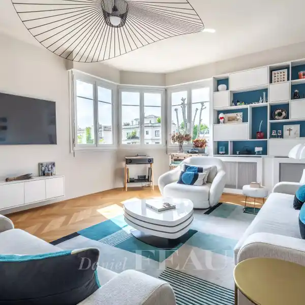 SPACIOUS 1930S HOME NEAR SHOPS