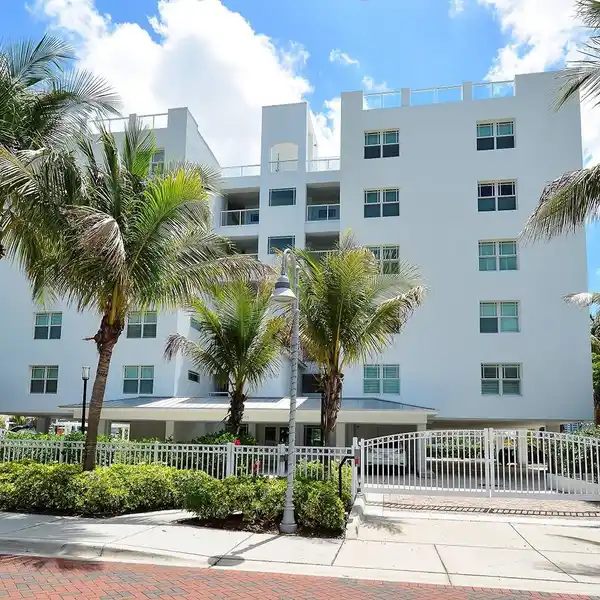 LUXURY WATERFRONT PENTHOUSE IN GOLDEN GATE POINT