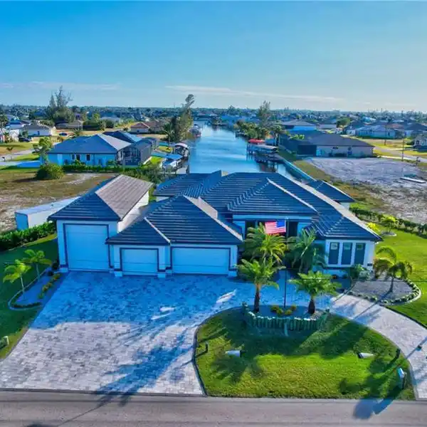 THE ULTIMATE LUXURY WATERFRONT LIFESTYLE