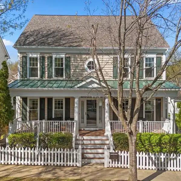 GORGEOUS LAKELANDS HOME