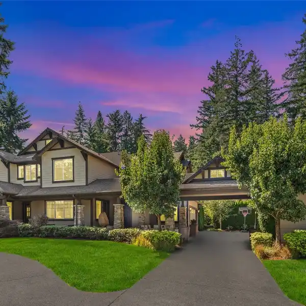 RESORT LIVING IN MEADOWOOD ESTATES