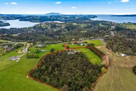Dual Dwellings on Peaceful Private Acreage
