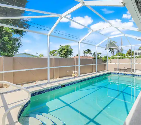 SUNNY SOUTHERN EXPOSURE POOL HOME, MOVE-IN READY