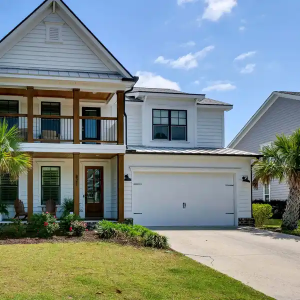 SPACIOUS HOME IN CHARMING LANDFALL