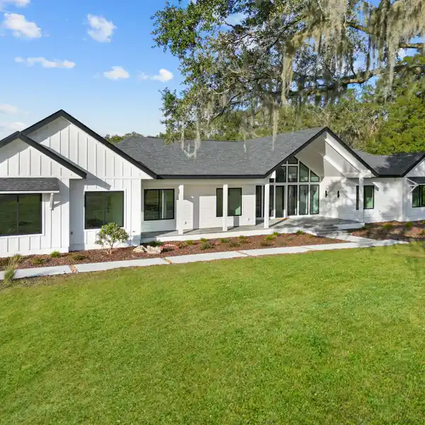 HIGH-TECH ELEGANCE ON THREE ACRES