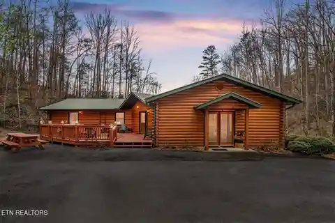 Private One-Level Cabin Near Downtown