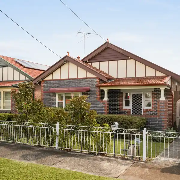 METICULOUSLY MAINTAINED CALIFORNIAN BUNGALOW