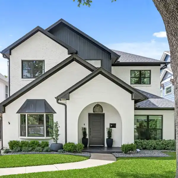 SOPHISTICATED BRIARWOOD RETREAT WITH MODERN ELEGANCE