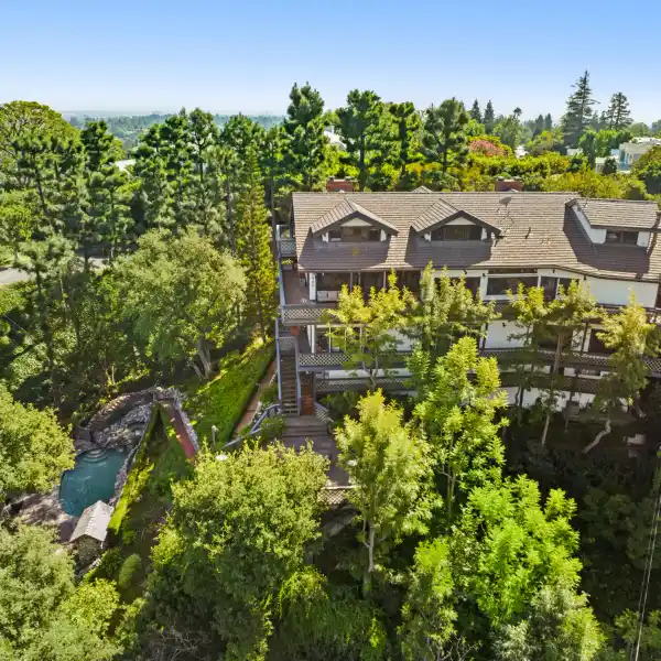 BEAUTIFUL CELEBRITY-PEDIGREED ESTATE