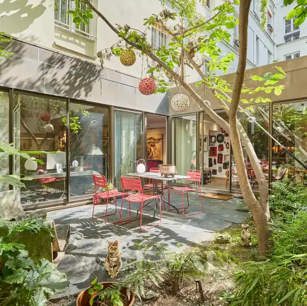 SPACIOUS LOFT WITH LARGE PRIVATE GARDEN