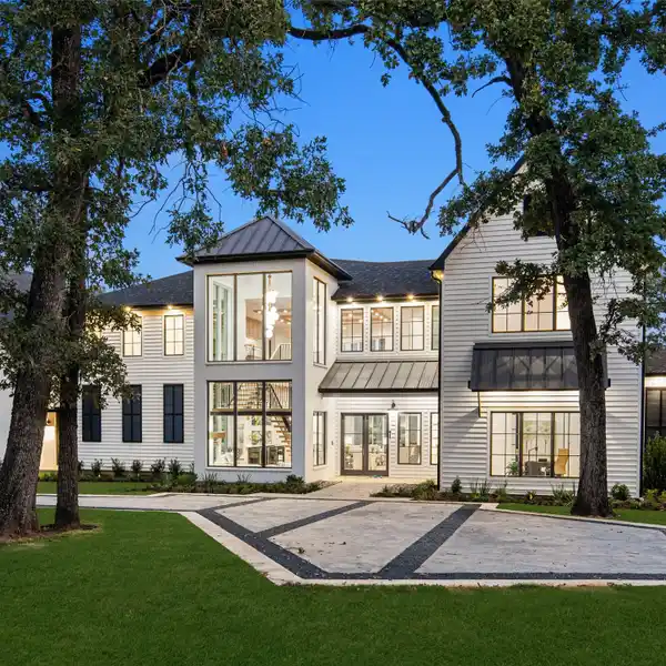 LAKEFRONT LUXURY ESTATE IN PINNACLE GOLF CLUB