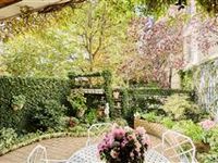 PEACEFUL SPLIT-LEVEL APARTMENT WITH A CHARMING LEAFY TERRACE