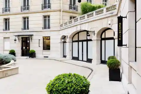 Bright First Floor Apartment in the Golden Triangle