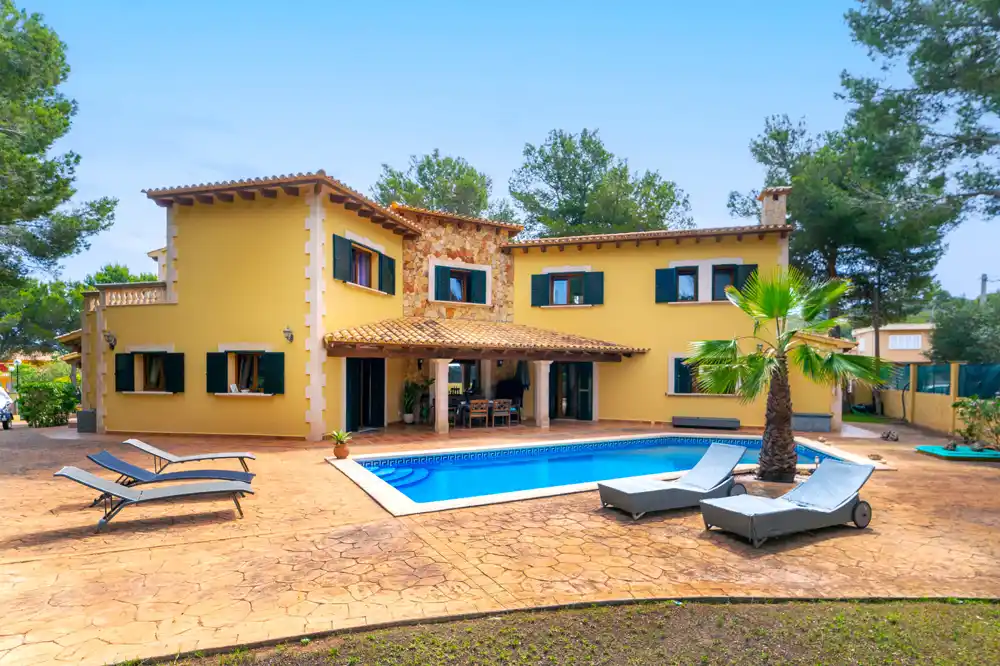 Well-maintained Mediterranean Family Villa with Pool