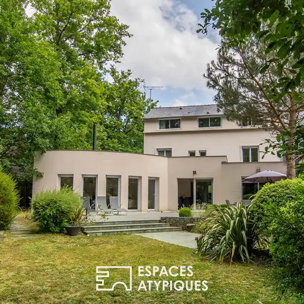 LIGHT-FILLED SANCTUARY BETWEEN CITY AND NATURE