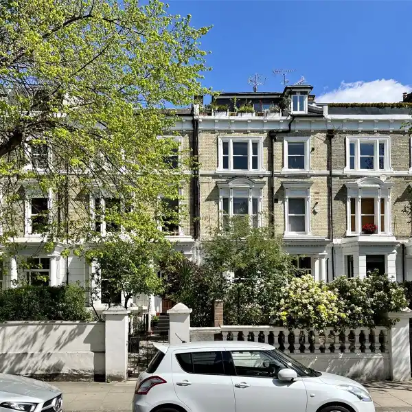 HIGH-CEILINGED RETREAT WITH MODERN FINISHES AND GARDEN