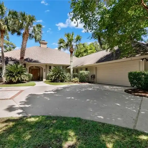 SPECTACULAR LOCATION WITH A BEAUTIFUL TROPICAL SETTING.