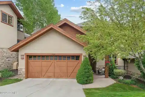 Beautifully Updated Townhome in Turnberry