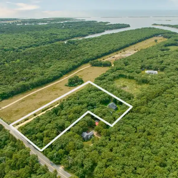 PRIVATE KATAMA RETREAT ON OVER THREE ACRES