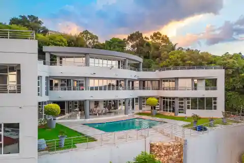 Exclusive Estate Living with Spectacular Views