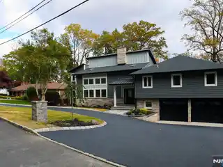 Gorgeous Modern Residence with Manhattan Views
