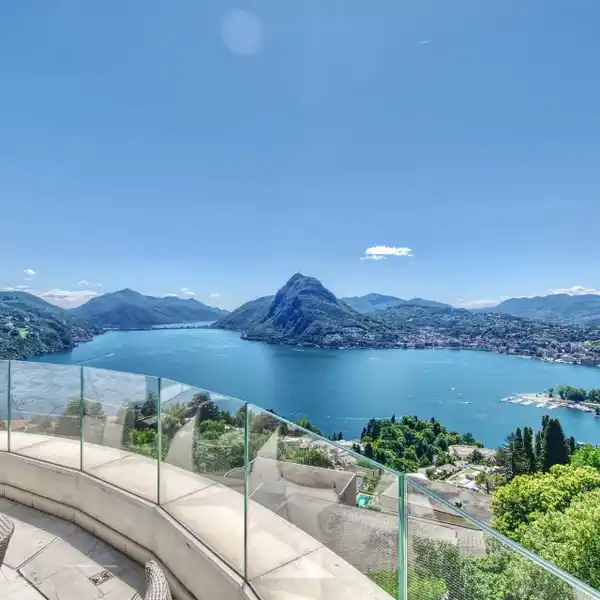 RESIDENCE WITH EXQUISITE VIEWS