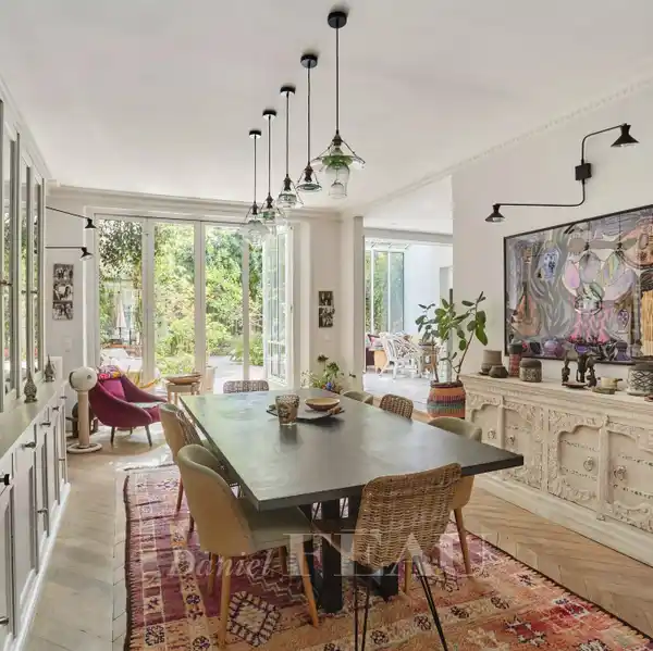 EXCEPTIONAL PRIVATE MANSION ON A PEACEFUL STREET