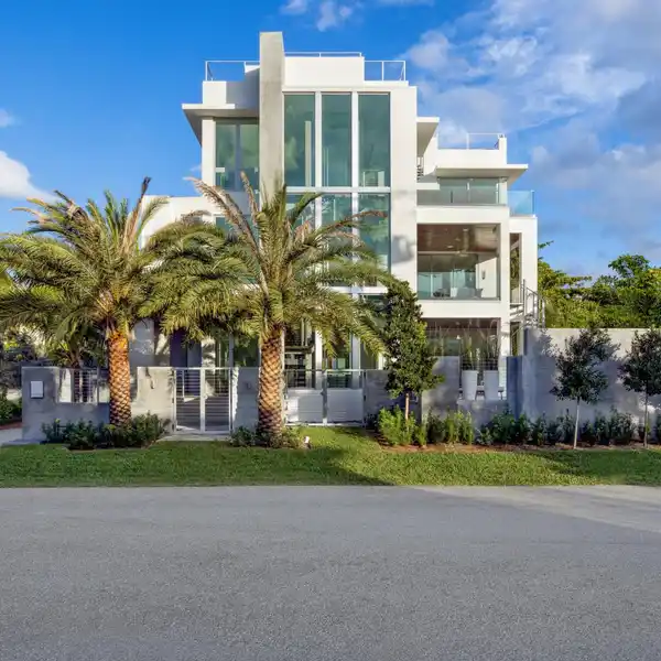 NEW DELRAY BEACH HIGH-ELEVATION INDUSTRIAL MODERN RESIDENCE