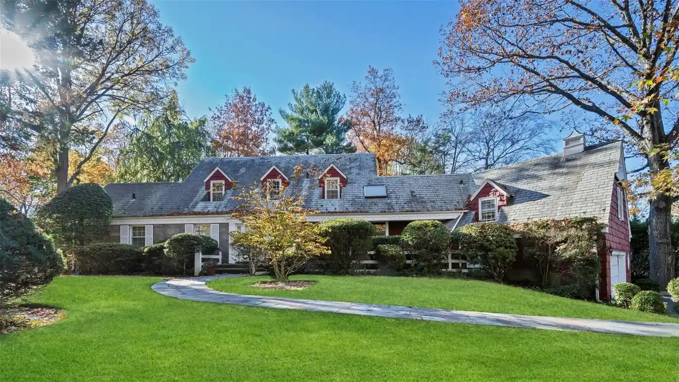 Lake Success Colonial