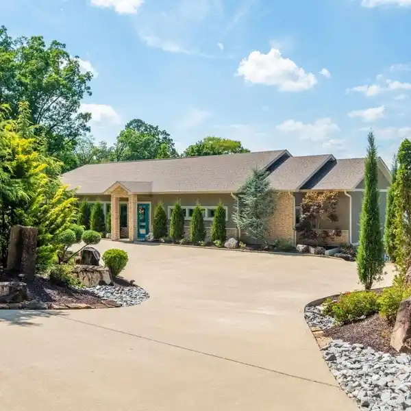 THE EPITOME OF LUXURY LAKESIDE LIVING ON LAKE HAMILTON