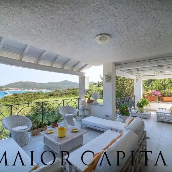 SPECTACULAR RESIDENCE WITH SPARKLING BAY VIEWS