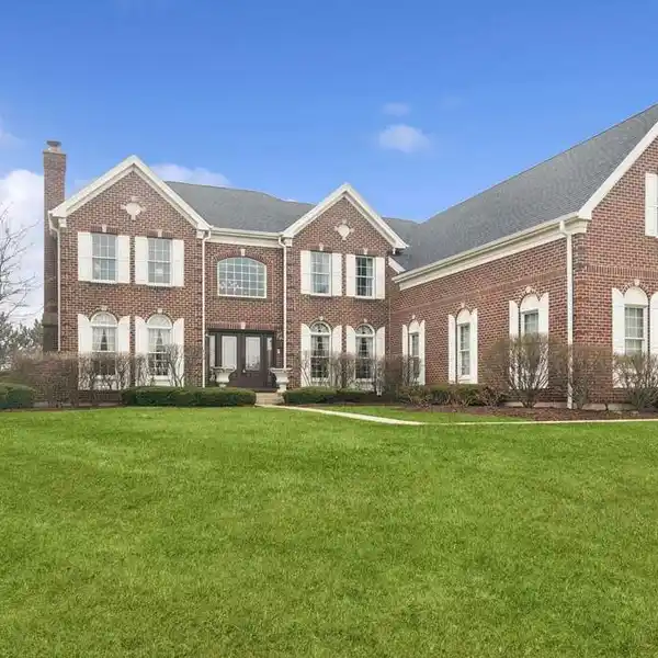 EXCEPTIONAL HAWTHORN WOODS COUNTRY CLUB BEAUTY