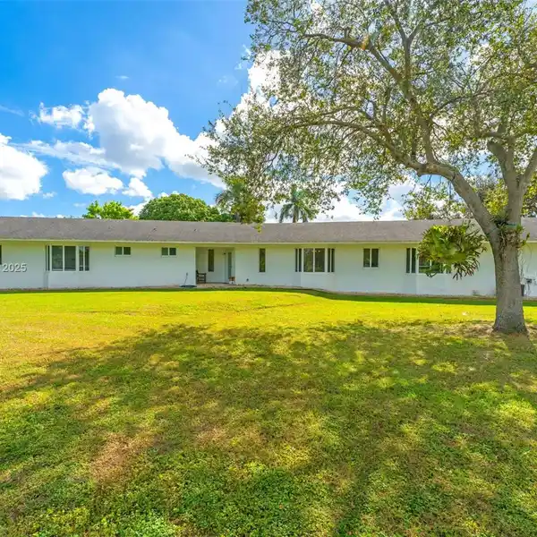 ISLAND-INSPIRED ESTATE