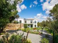 EXTRAORDINARY FIVE BEDROOM VILLA