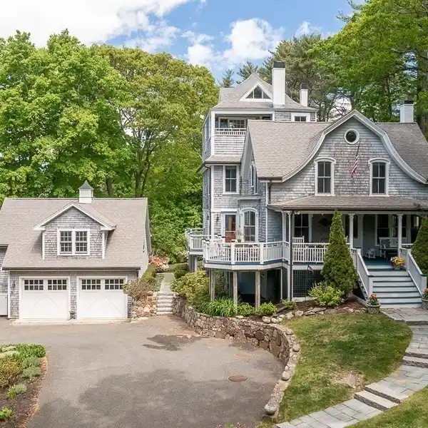PRIME LOCATION IN SOUGHT-AFTER MANCHESTER-BY-THE-SEA
