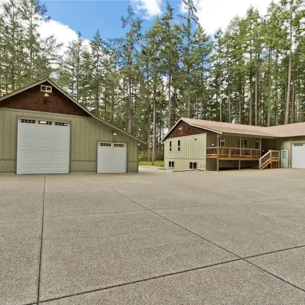 REMARKABLE HOME WITH ACCESSORY UNIT AND SHOP