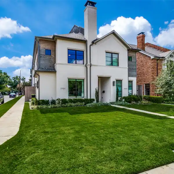 ELEGANT LOW-MAINTENANCE LIVING