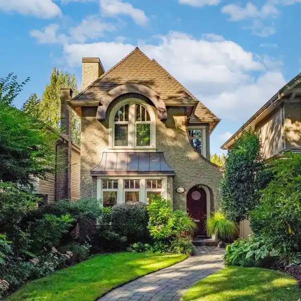 STATELY HOME WITH ELEGANT DESIGN AND GARDEN RETREAT