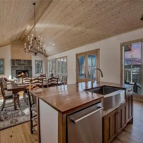 BEAUTIFUL CRAFTSMAN’S RESIDENCE IN WARM SPRINGS