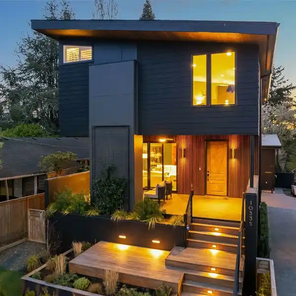 STUNNING HOME IN A SERENE SETTING