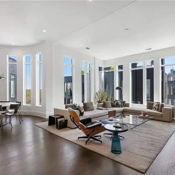 THE PERFECT PIED-A-TERRE PENTHOUSE
