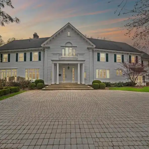 GRAND AND TIMELESS COLONIAL