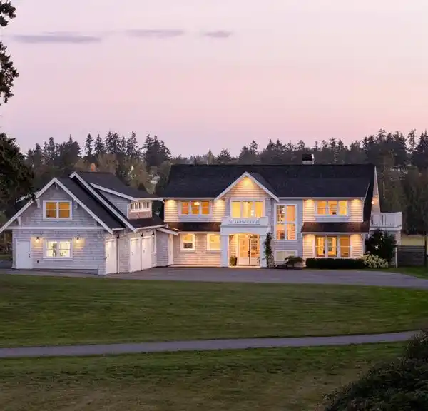 HAMPTONS-STYLE HOME WITH EFFORTLESS ELEGANCE