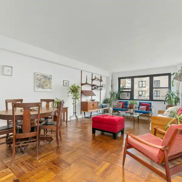 BRIGHT CORNER HOME WITH ATTRACTIVE CITY VIEWS